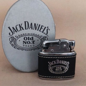 Brichetă Jack Daniels pe benzină, prezentata langa cutia  cadou realizata din carton dur de culoare gris,