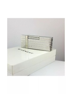 Brichetă metalică de lux Givenchy 2433 argintie, cu striatii, asezata culcat pe cutia cadou de culoare alba cu inscriptia brandului