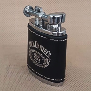 Brichetă Jack Daniels retro, vedere laterala, reincarcabila cu gaz, in culori de argintiu cu negru, functioneaza cu gaz