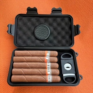 Humidor de calatorie pentru 5 trabucuri plus cutter si umidificator