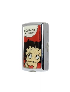 Tabacheră metalică Betty Boop Champ, prezentata pe fond alb cu vedere usor unghiulara, cu capul vedetei pe capac