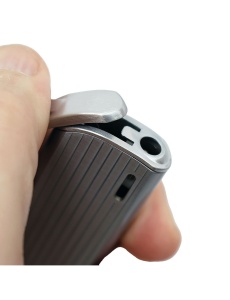 Brichetă metalică slim Pierre Cardin MF 163-04, cu capacul deschis, se observa fanta pentru flacara