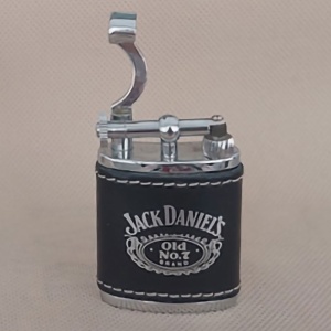 Brichetă Jack Daniels retro, cu bratul de deschidere a supapei ridicat, culoare argintiu cu negru, sistem aprindere cu piatra