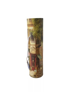 Cutie cadou cilindrică din carton dur, vedere din alt unghi, desen vintage, capacul este inchis, ideal pentru sticle de 0.700