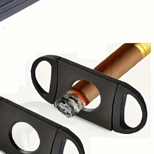 Modalitate de taiere a trabucului cu cutter-ul inclus in humidor