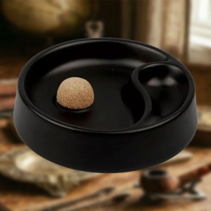 Scrumieră pentru pipă, prezentare pe fond vintage, material ceramic usor de culoare negru lucios. Are atasat si butuc pentru scuturarea pipei