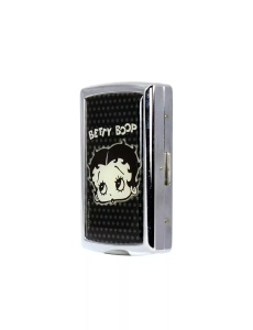 Tabacheră metalică Betty Boop Champ, varianta cu capul vedetei pe fondul negru al capacului, vedere usor unghiulara a produsului cu incuietoarea viczibila