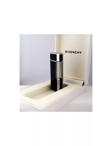 Brichetă metalică Givenchy 3013 de culoare neagră cu laterale argintii , corp lucios negru, sistem aprindere cu piatra, asezata in cutia cadou