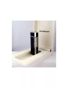 Brichetă metalică Givenchy 3013 de culoare neagră cu laterale argintii , corp lucios negru, sistem aprindere cu piatra, asezata in cutia cadou