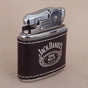 Brichetă Jack Daniels pe benzină , reincarcabila cu benzina tip Zippo, aprindere cu piatra, culoare argintiu lucios cu negru