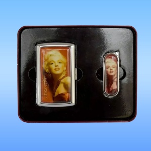 Imagine completa cu setul cadou Marilyn Monroe compus din bricheta si tabachera