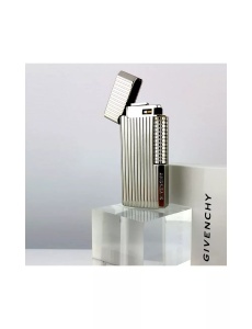 Brichetă metalică de lux Givenchy 3012 argintie cu striatii verticale, cu capacul ridicat si sistemul de aprindere cu piatra la vedere