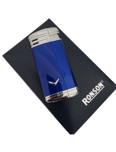 Brichetă metalică Ronson, asezata pe cutia cadou de culoare bleumarin