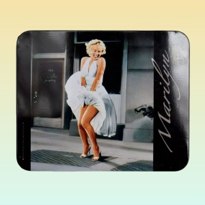 Set cadou Champ Marilyn Monroe, cu brichetă piezoelectrică și tabacheră metalică
