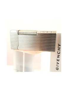 Brichetă metalică de lux Givenchy 3012 argintie cu striatii verticale, culcata pe un suport transparent si brandul la vedere inscriptionat