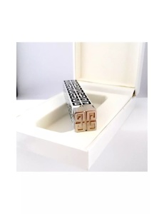 Brichetă de lux Givenchy 3808 de culoare alb/negru cu logo-ul brandului, asezata pe cutia cadou cu logoul pe capac vizibil