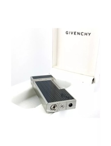Brichetă metalică de lux Givenchy cu model geometric, culcata in cutia cadou alba, vedere a supapei de incarcare cu gaz