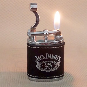 Brichetă Jack Daniels retro, cu piatră, pe gaz butan, argintiu lucios cu negru