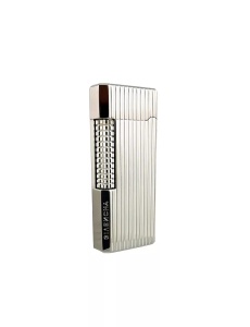 Brichetă metalică de lux Givenchy 3012 argintie cu striatii verticale, vedere semiprofil, cu roata de aprindere in prim plan