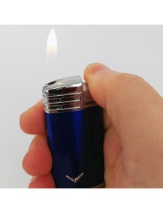 Brichetă metalică Ronson, prezentare cu bricheta aprinsa, cu flacara la vedere