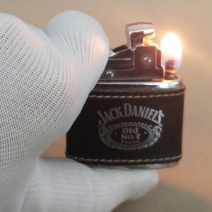 Brichetă Jack Daniels pe benzină, prezentata cu flacara aprinsa, sistem de aprindere cu piatra, reincarcabila