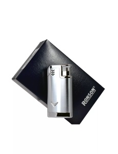 Brichetă metalică Ronson , asezata pe cutia cadou originala, cutia este bleumarin iar bricheta este argintie
