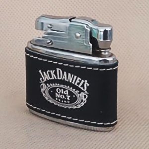 Brichetă Jack Daniels pe benzină tip Zippo, argintiu lucios cu negru