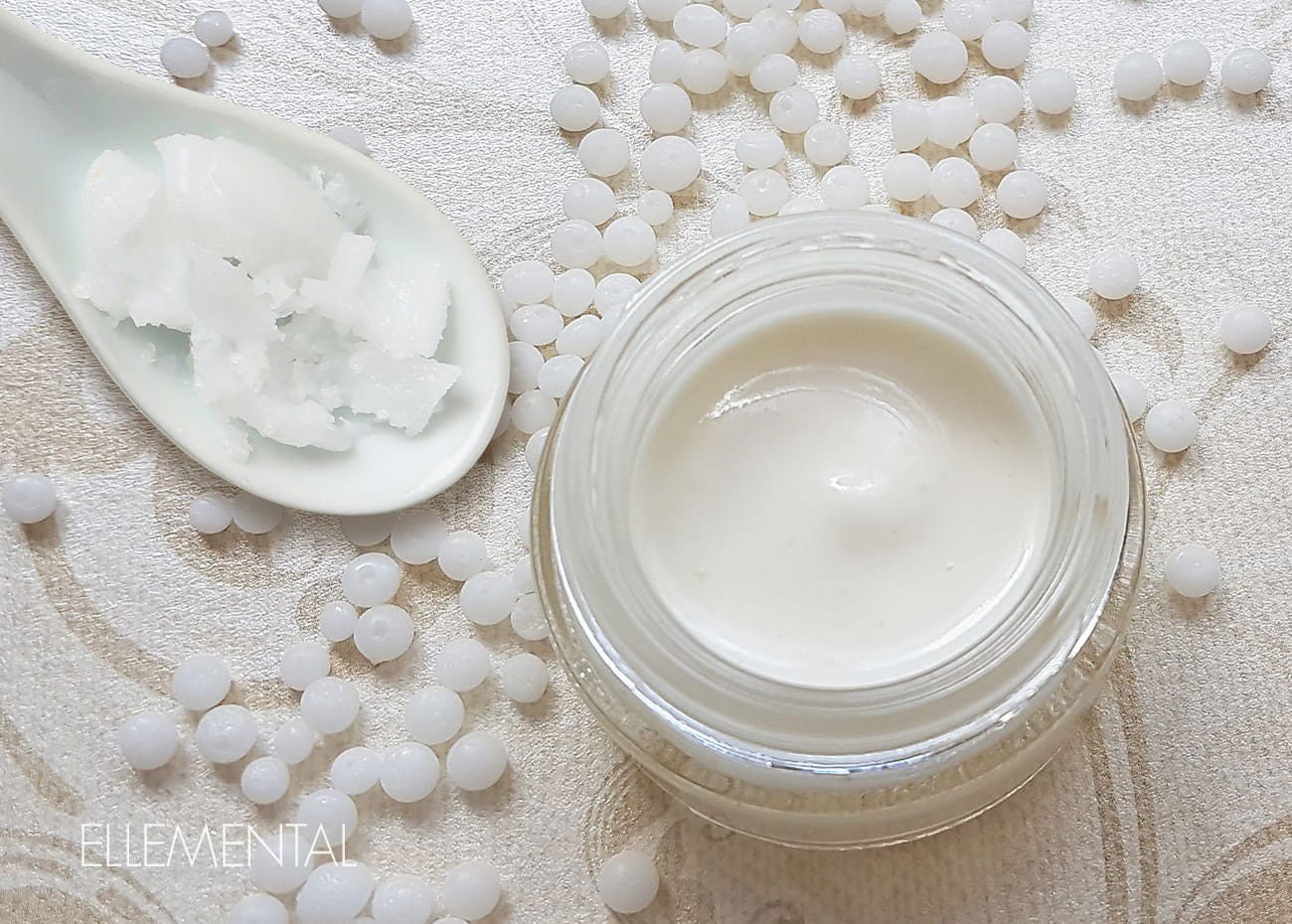 Unt de buze reparator cu ceramide