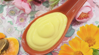Cremă de mâini anti-aging cu gălbenele