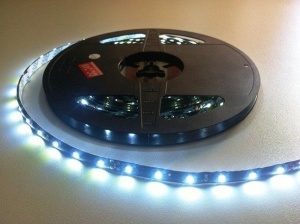 Banda Led Alba 60 Leduri 3528/metru, 24V, Rezistenta La Apa, La Rola De 5 Metri - Img 1