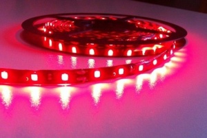 Banda Led Rosie 60 Leduri 3528/metru, 12V, Rezistenta La Apa, La Rola De 5 Metri - Img 1