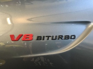 Emblema V8 Biturbo Negru - Rosu - Img 2