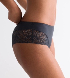 Chilot hipster Triumph Amourette Graphic Negru din dantelă - Confort premium - Img 3