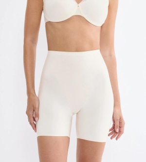 Pantaloni modelatori Triumph Body Make-Up Illusion Curve HW Short Ecru - Img 2