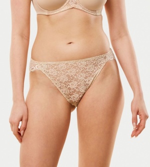 Chilot din dantelă răscroit, Triumph Amourette Highleg Tai