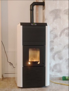 Pachet Smart Control - Termosemineu cu peleti Termax Kamin ECO, 30 kW, 220 mp, volum apa 49 litri, diametru cos fum ⌀80 mm, vas expansiune si pompa recirculare incluse + Termostat inteligent KOPH I302 WiFi + Aspirator cenusa 1000W + Stabilizator tensiune