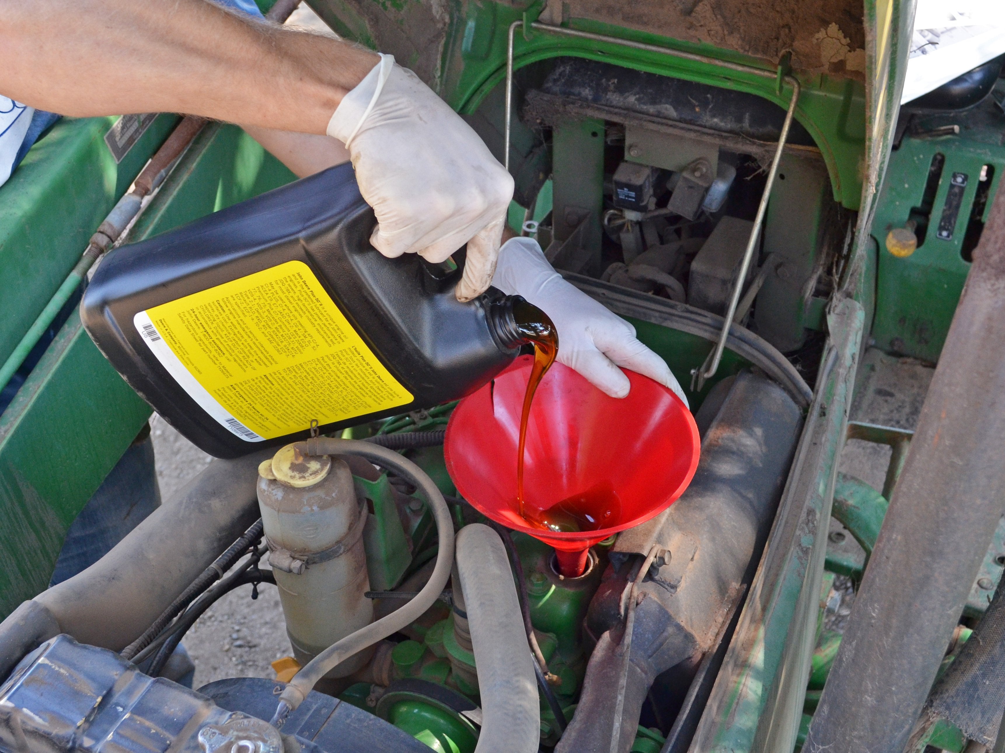 Ulei Tractor John Deere – Hy-Gard, Low Viscosity Hy-Gard și Alternativele Compatibile