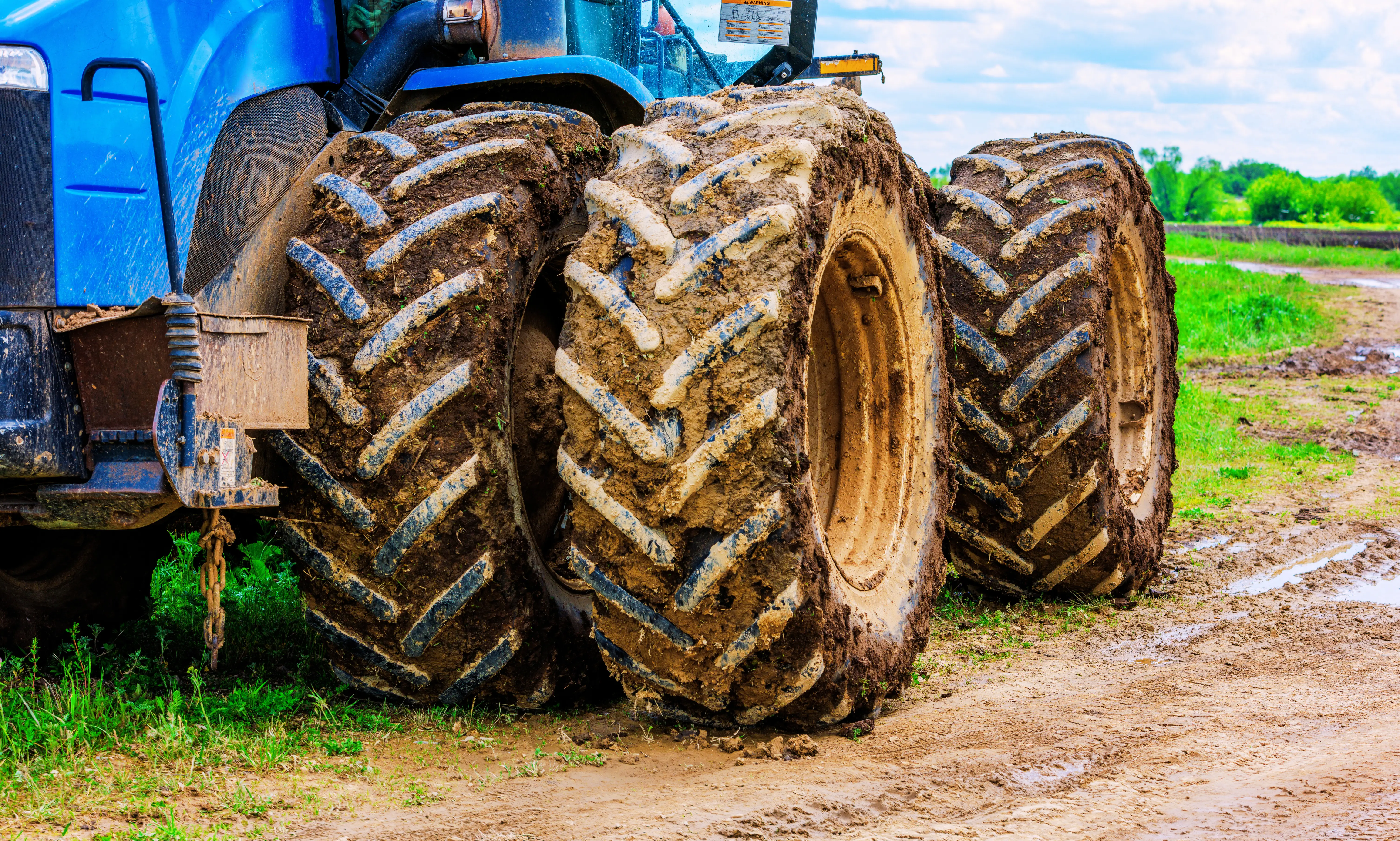 Anvelope Tractor pentru Sol Ud și Compactare Minimă – Alegerea Corectă pentru Solul Agricol
