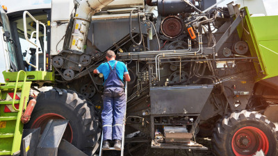 Intervalele de Schimb Ulei la Tractor – Ghid Complet pentru Fermieri: Când, Cât și Ce