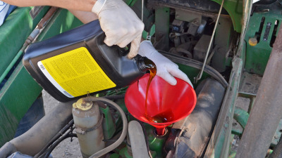 Ulei Tractor John Deere – Hy-Gard, Low Viscosity Hy-Gard și Alternativele Compatibile