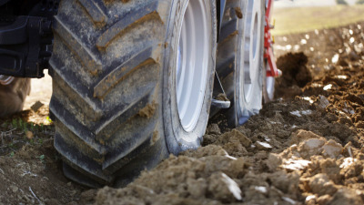 Uzura Anvelopelor Agricole – Simptome Tipice, Cauze și Când Este Momentul să Înlocuiești