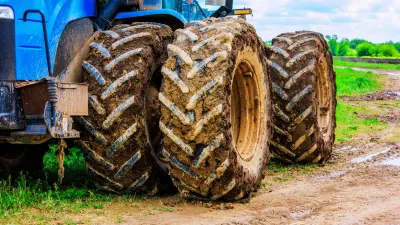 Anvelope Tractor pentru Sol Ud și Compactare Minimă – Alegerea Corectă pentru Solul Agricol