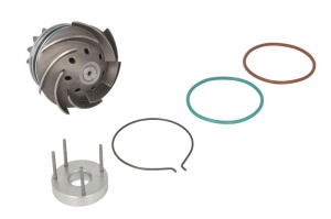 Pompa apa potrivita JOHN DEERE 7250, 8130 2WD, 8130 4WD, 8225 R, 8230, 8230 T, 8245 R, 8270 R, 8295 R, 8295 RT, 8320 R, 8320 RT, 8330, 8330 T, 8345 R, 8345 RT, 8430, 8430 T, 8530, 670