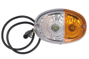 Semnalizator fata Dreapta potrivit JOHN DEERE 6030, 6090MC, 6090RC, 6100MC, 6100RC, 6105M, 6105R, 6110MC, 6110RC, 6115 R, 6115M, 6120M, 6120R, 6125 M, 6125 R, 6130 (cu dop, cu sirma)
