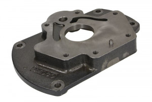Capac carcasa pompa ulei JOHN DEERE 1020, 1040, 1120, 1140, 1350, 1550, 1750, 1830, 1850, 2020, 2030, 2035, 2120, 2130, 2135, 820, 830, 840, 920, 930, 940