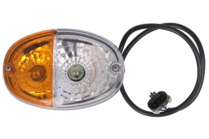 Semnalizator fata Stanga potrivit JOHN DEERE 6030, 6105M, 6105R, 6110MC, 6110RC, 6115 R, 6115M, 6120M, 6120R, 6125 M, 6125 R, 6130, 6130 R, 6130M, 6140 M, 6140 R (cu dop, cu sirma)