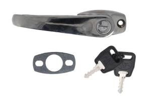 Door handle compatibil: CASE IH 454, 474, 475, 484, 485, 574, 580 G, 584, 585, 674, 684, 685, 784, 785, 884, 885; JCB 525, 525-2, 525-4, 530, 530-2, 530-4; LANDINI 16000, 16500; LEYLAND 245, 253, 255