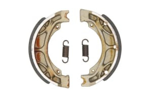Saboți frână față/spate 110x25mm cu arcuri compatibil: APRILIA AMICO, CLASSIC, GULLIVER, RALLY, SCARABEO, SONIC, SPORTCITY, SR; BENELLI 491; CAGIVA PASSING; DAELIM OTELLO; HONDA ATC, C, CB 50-250