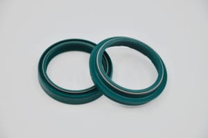Set complet de garnituri de ulei si praf pentru suspensia față Showa 47 (ulei 47 x 58 x 10 anti-praf 48 x 58.4 x 5.7) SHOWA (cantitate: 2 buc pentru fiecare parte) compatibil: BUELL 1125 125-1700 1997-20
