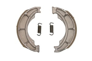 Saboți frână față/rear 130x28mm cu arcuri compatibil: HYOSUNG XRX; KAWASAKI AR, BN, KDX, KE, KH, KLF, KLR, KLT, KLX, KM, KX, Z; PGO BUBU, MY BUBU, T.REX, YOUNG BUBU; SUZUKI DR, DR-Z, GN 80-600